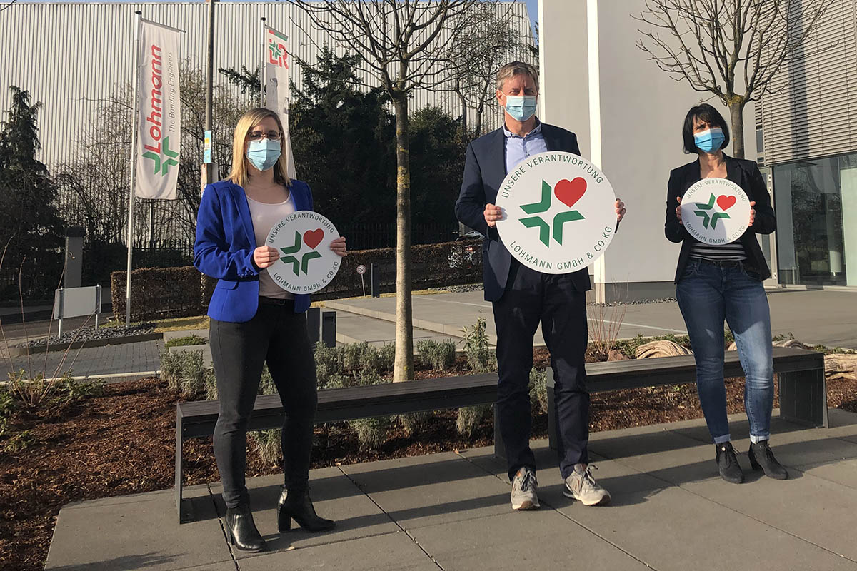 Katharina Kunke (links) und Petra Daun (rechts) verantwortlich fr das soziale Sponsoring gemeinsam mit dem geschftsfhrenden Gesellschafter Dr. Jrg Pohlman. Foto: privat