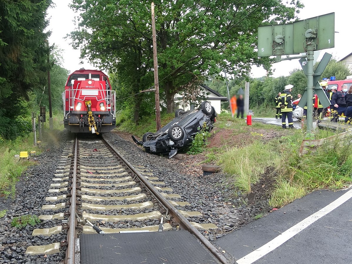 Unglaublich: Der Fahrer dieses Autowracks berlebte den Zusammensto mit einer Rangierlok. (Foto: Uwe Schumann)