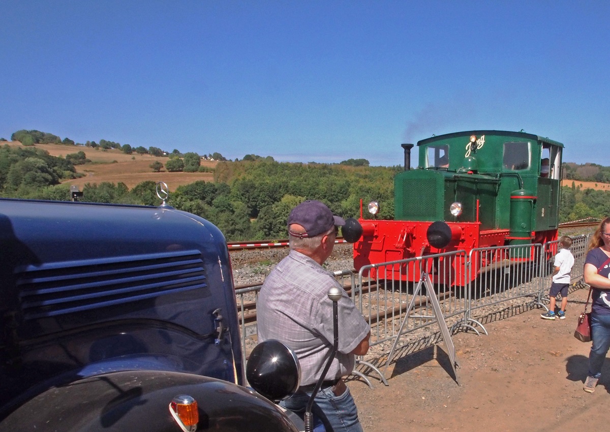 Alte Bahn-Verladestation mit Rangierloks im Stffel-Park erleben