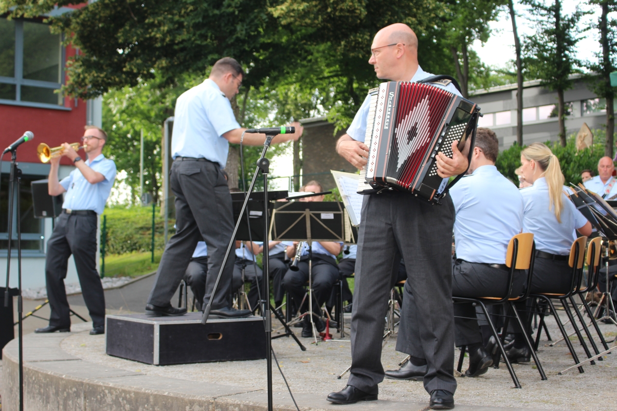 Zu einem grandiosen Konzert der Bläserklassen der Stufen fünf, sechs und sieben konnte niemand anderes gewonnen werden als das Heeresmusikkorps (Hmk) aus Koblenz. (Fotos: W. Rabsch)