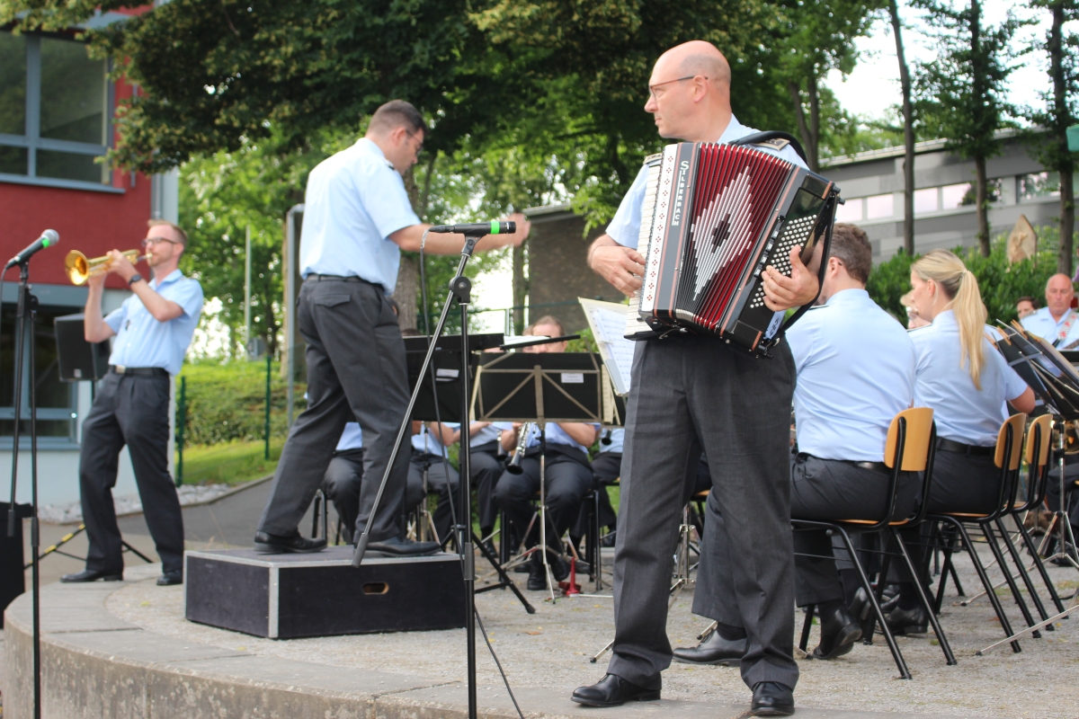 Zu einem grandiosen Konzert der Blserklassen der Stufen fnf, sechs und sieben konnte niemand anderes gewonnen werden als das Heeresmusikkorps (Hmk) aus Koblenz. (Fotos: W. Rabsch)