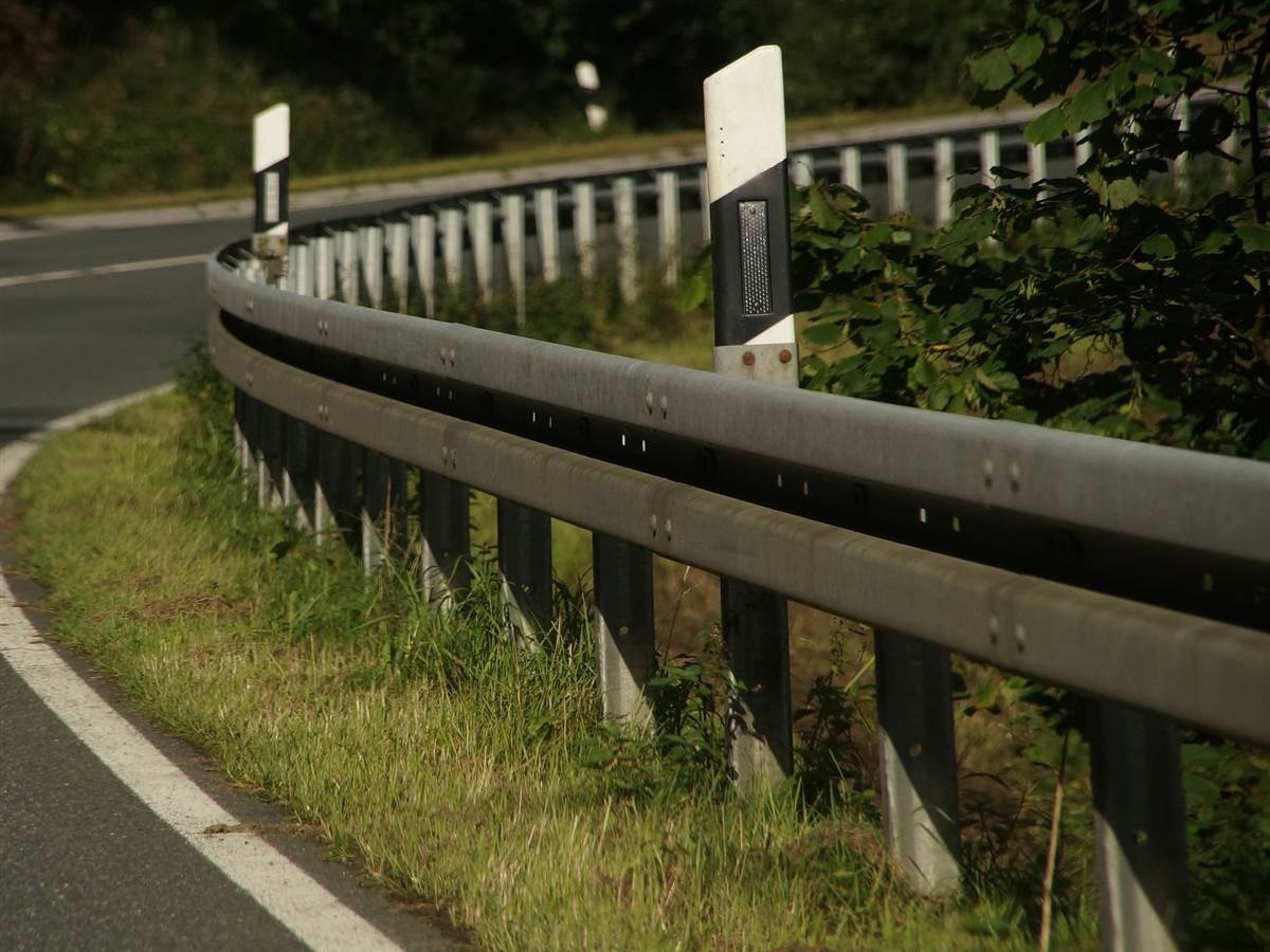 Niederfischbach: Fahrzeug prallte gegen die Schutzplanke
