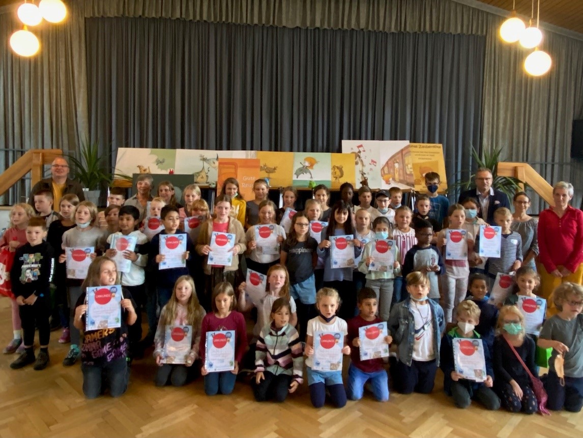 Alle Kinder des diesjhrigen "Lesesommers" mit den Teams der beiden Bchereien sowie Pfarrer Marcus Tesch und Brgermeister Berno Neuhoff. (Foto: VG-Verwaltung)