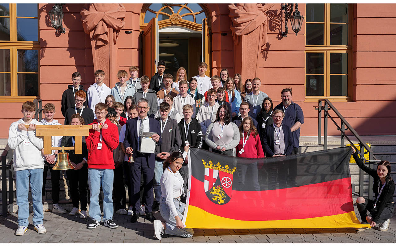 Die Zehntklssler der Hermann-Gmeiner-Realschule plus Daaden besuchen den Landtag in Mainz.