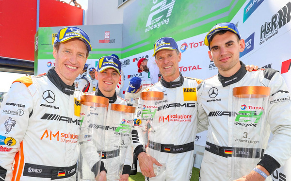 Luca Stolz (rechts) mit seinen Teamkollegen bei der Siegerehrung. (Foto: Mercedes-AMG Motorsport/Daniel Cornesse)