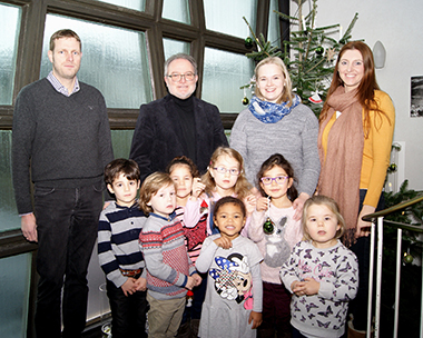 Markus Wrthen, Brgermeister Michael Wagener sowie die Erzieherinnen Carolin Deutsch und Stella Boger (von links) untersttzen die Kinder der Kita Lummerland beim Schmcken des Weihnachtsbaumes. Foto: Verwaltung