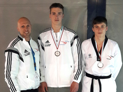 Sporting-Taekwondo Trainer Eugen Kiefer (links) gratulierte beiden Kmpfern zu den Bronzemedaillen auf Weltebene und hofft auf weitere Erfolge in der Zukunft. Foto: Verein
