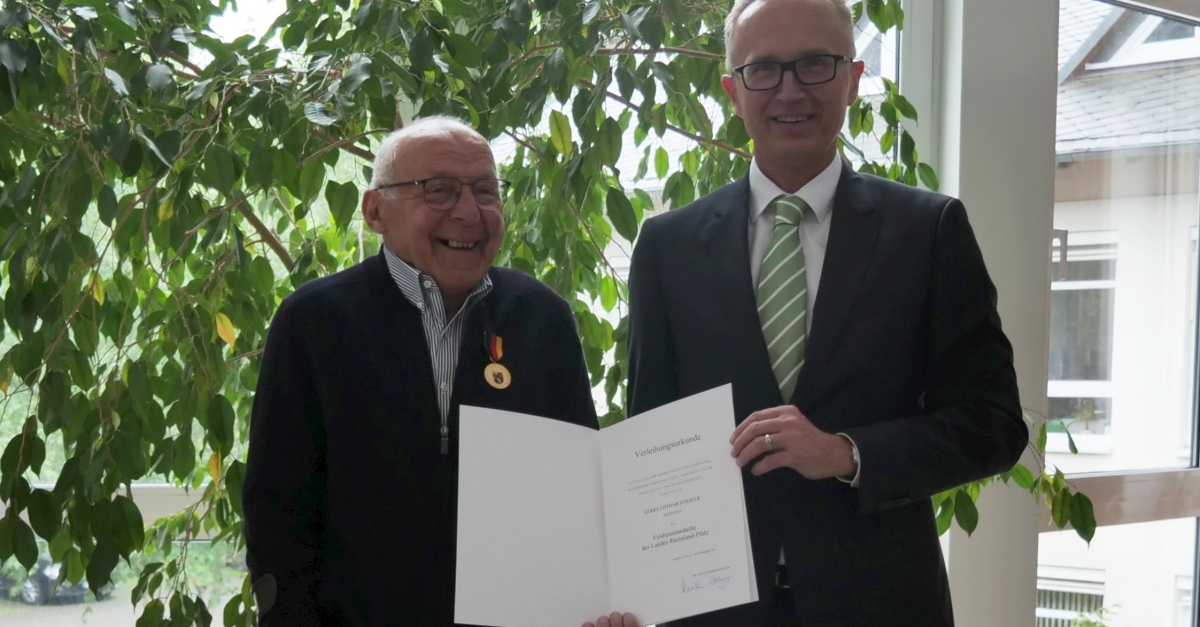 Der Vizeprsident der Struktur- und Genehmigungsdirektion (SGD) Nord, Martin Kaschny, hndigte in Vertretung von Ministerprsidentin Malu Dreyer die Verdienstmedaille des Landes Rheinland-Pfalz fr besonderes ehrenamtliches Engagement an Lothar Schfer aus Weitefeld aus. (Foto: SGD Nord)