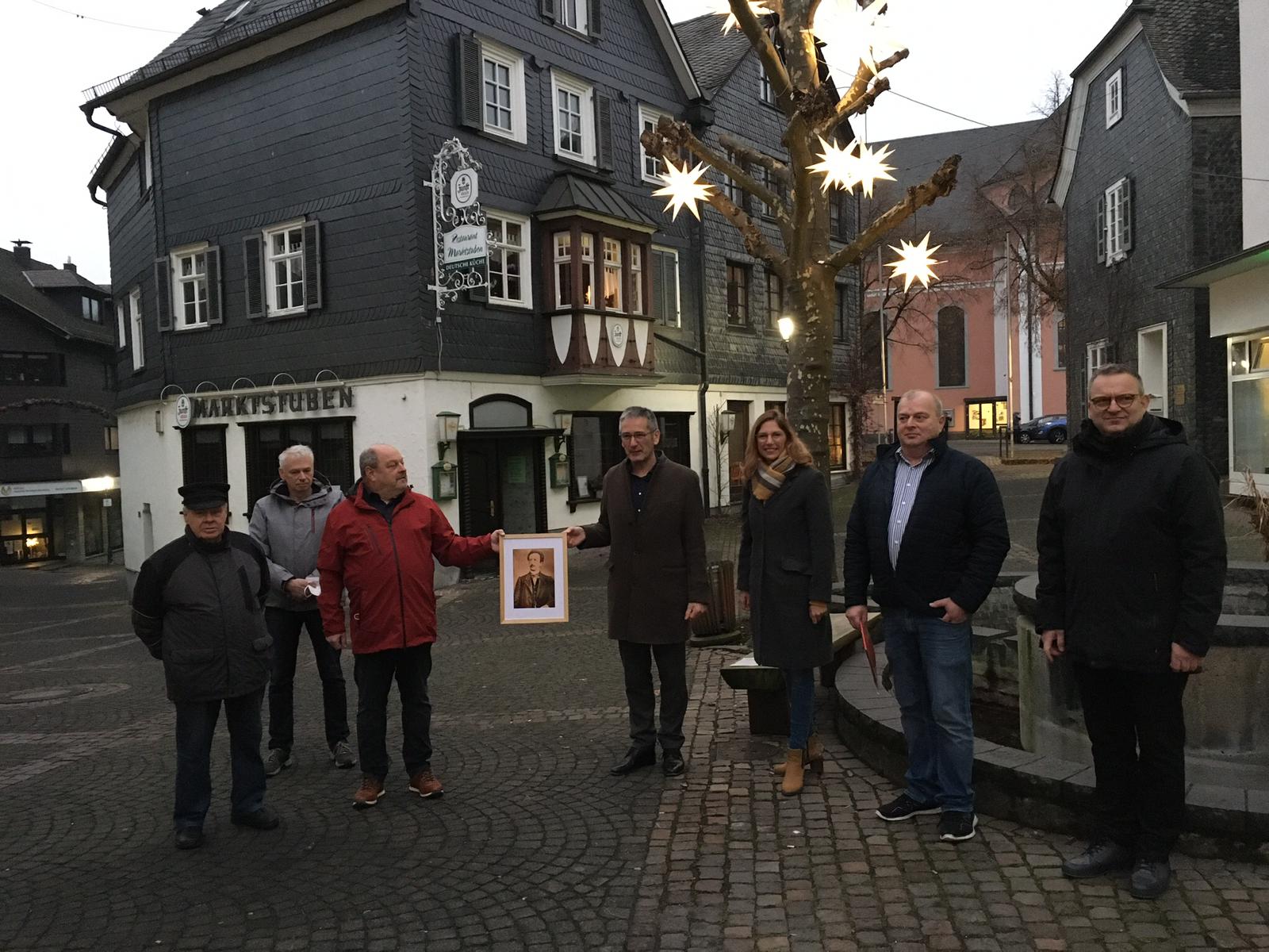 Historischer Moment fr die Stadt Wissen: Der Landtagsprsident Hendrik Hering legte den Grundstein fr eine Gedenkplakette, die an Ferdinand Lasalle erinnert. Der Vorsitzende des heimischen SPD-Ortsvereins Wissen, Jrgen Linke (rote Jacke), und Hering prsentieren fr den Pressetermin ein eingerahmten Portrait von Lassalle. Vor Ort waren unter anderem auch Wissens Brgermeister Berno Neuhoff (rechts) und die Landtagsabgeordnete Sabine Btzing-Lichtenthler (3. von rechts). (Fotos: Jenny Patt) 