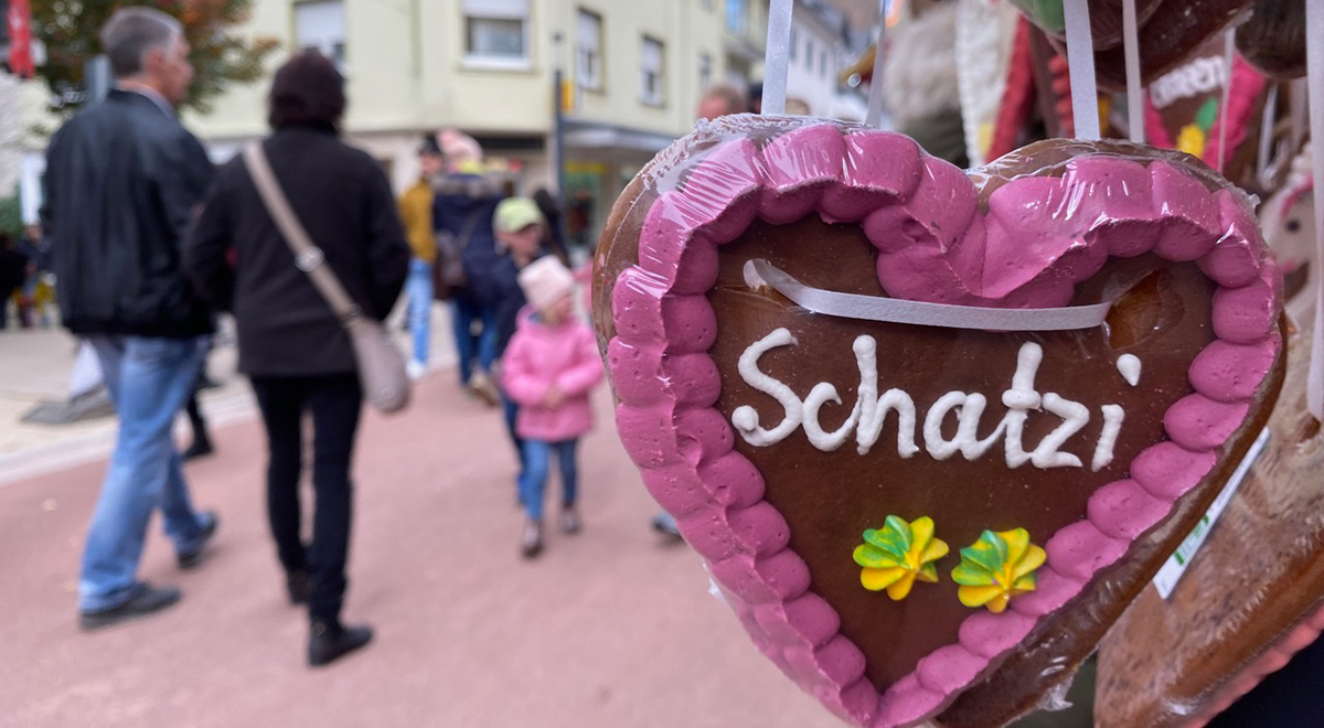 Der Wissener Martinsmarkt am verkaufsoffenen Sonntag war so richtig gut besucht. Mit der neu gestalteten Rathausstrae und der urigen Fugngerzone hat die Stadt fr solche Anlsse und einen florierenden Einzelhandel einen echten Schatz. (Fotos: KathaBe)