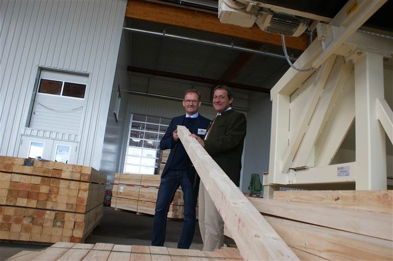 Unternehmensgruppenchef Markus Mann (links) und der Landrat des Westerwald-Kreises Achim Schwickert. Fotos: ddp