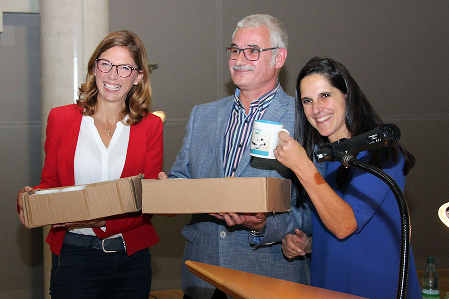 bergabe der Tassen als Dankeschn fr die Intensivstation, von links nach rechts: Frau Btzing-Lichtenthler, Dr. Johannes Rasbach, Dr. Ana Paula Barreiros. Fotos: (mhk)