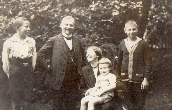 Gemeindepfarrer Theodor Maas mit seiner Familie im Pfarrgarten in Altenkirchen. (Foto: privat)