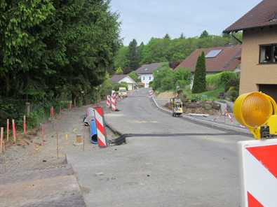 Der Endausbau des Magnolienweges in der Ortsgemeinde Katzwinkel kommt gut voran. Stellenweise wurde schon die Bordanlage an dem bisher nur als Baustrae vorhandenen Magnolienweg hergestellt. Foto: Verwaltung