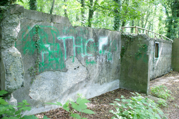 Das Mauerwerk am Mahnmal fr die Zwangsarbeiter in Wissen wurde mit Nazi-Symbolik beschmiert. (Foto: scan)