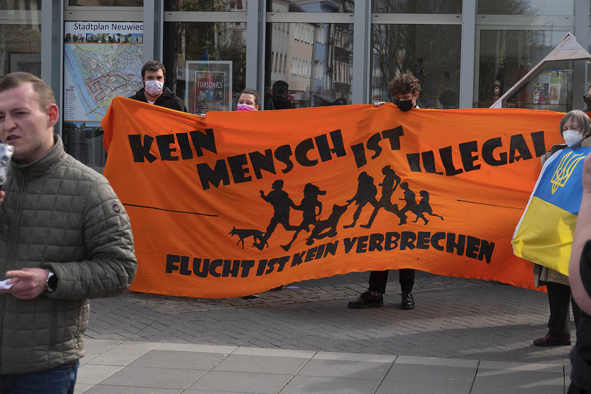 Mahnwache gegen Ukraine-Krieg auf dem Luisenplatz Neuwied