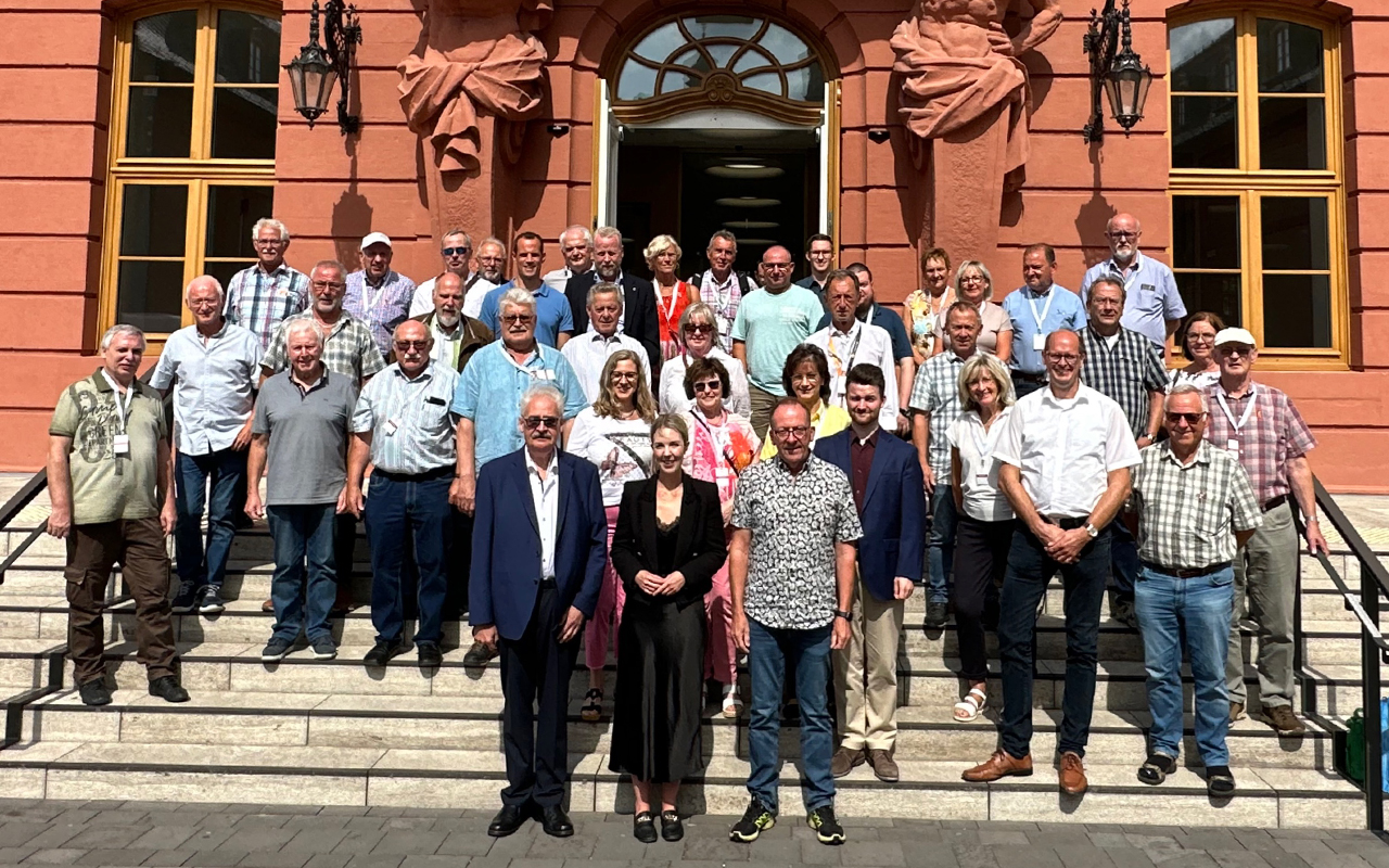 Landtagsabgeordnete Ellen Demuth begrte in der letzten Plenar-Woche im Juli eine groe Besuchergruppe aus ihrem Wahlkreis im Landtag in Mainz. (Foto: Beate Kerres)