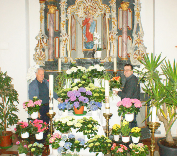 Claus Behner (rechts) und Hans Schultheis haben den Maialtar in der Wissener Pfarrkirche Kreuzerhhung gebaut. (Foto: as)