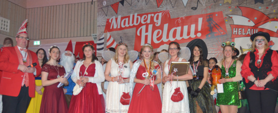 Prinzessin Katharina I. (Mitte) hat die Regentschaft ber die Malberger Narren bernommen. (Foto: Verein) 