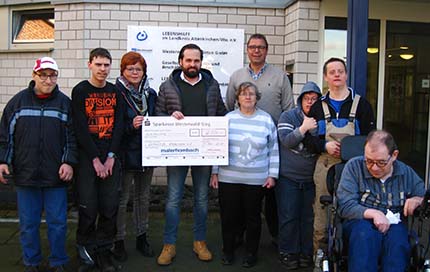 Den symbolischen Spendenscheck berreichte Geschftsfhrer Markus Hombach in Steckenstein. Foto: Lebenshilfe