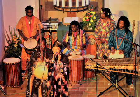 Die afrikanische Mandinka Band vereinigt tolle Musiker aus Gambia, Guinea und dem Senegal. (Foto: Veranstalter)