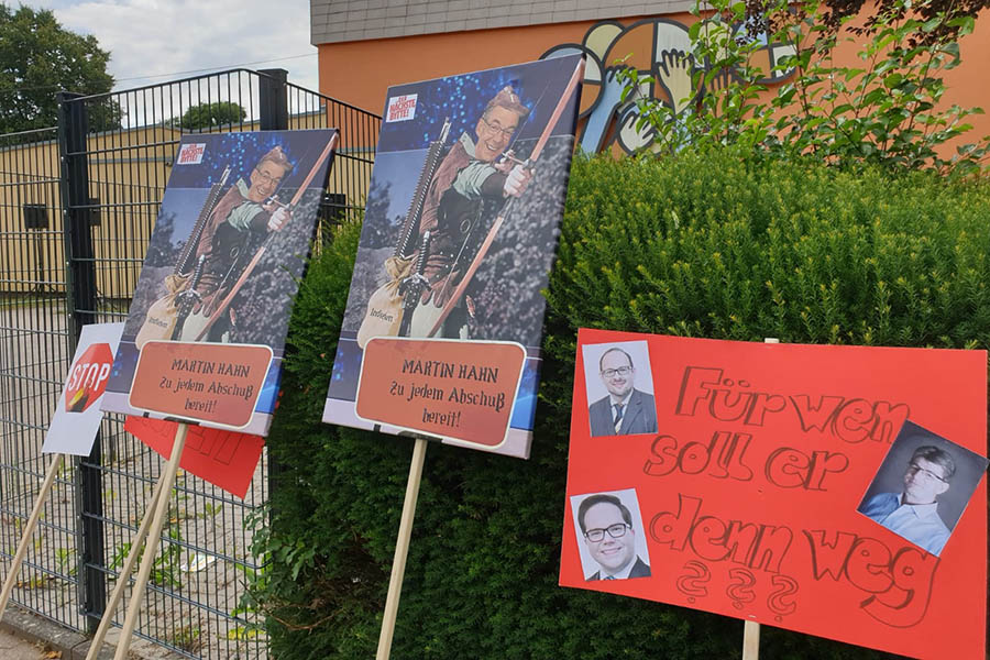 Viele der Demonstranten haben Plakate und Schilder dabei. Fotos: Eckhard Schwabe