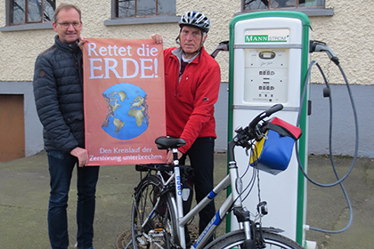 Markus Mann (links) und Hermann Reeh werben fr einen schonenden Umgang mit dem Planet Erde und fr einen Umstieg auf Elektromobilitt. Foto: pr
