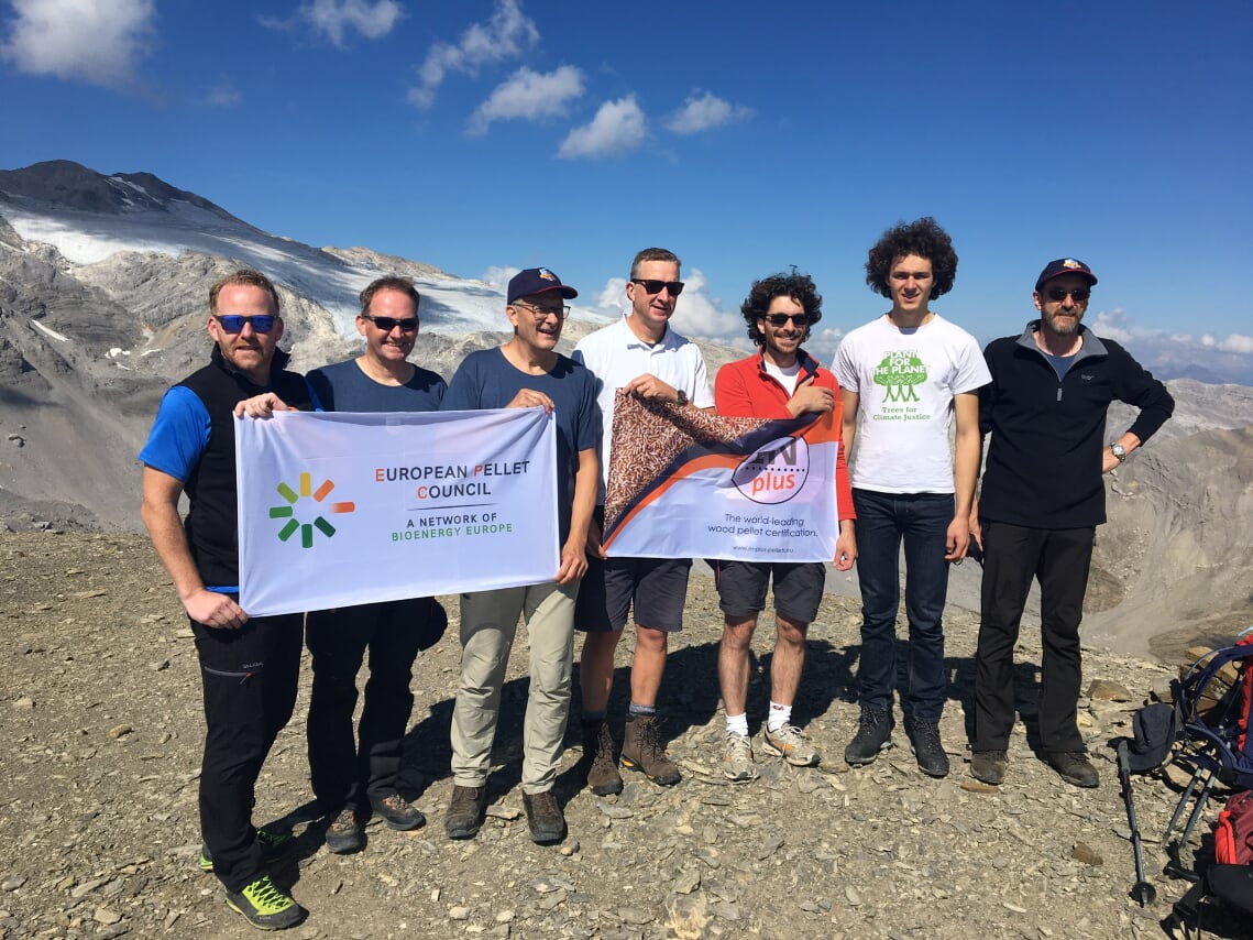 Es ist ein auergewhnlicher Energiegipfel: Unter dem Slogan Wood Pellets against climate change wurde auf der 3.000 Meter-Gletscherlinie des Wildhorns eine Hochwassermarkierung fixiert. Im Bild (von links) Lars Schmidt, Markus Mann, Christian Rakos, Eric Vial, Gilles Gauthier, Louis Motaal, Peter Renz.(Foto: Veranstalter)