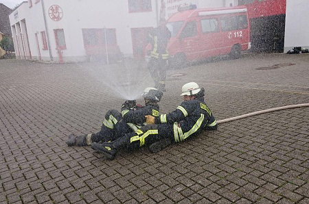 30 Teilnehmer und Ausbilder trafen sich zu einem Workshop fr Atemschutzgertetrger. (Fotos: VG-Feuerwehr Daaden-Herdorf)