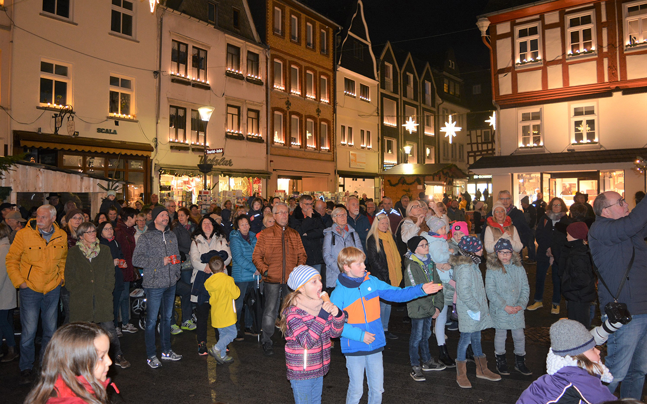 Zahlreiche Besucher waren bei der Erffnung des "Weihnachtszaubers" dabei. (Fotos: Wolfgang Rabsch)