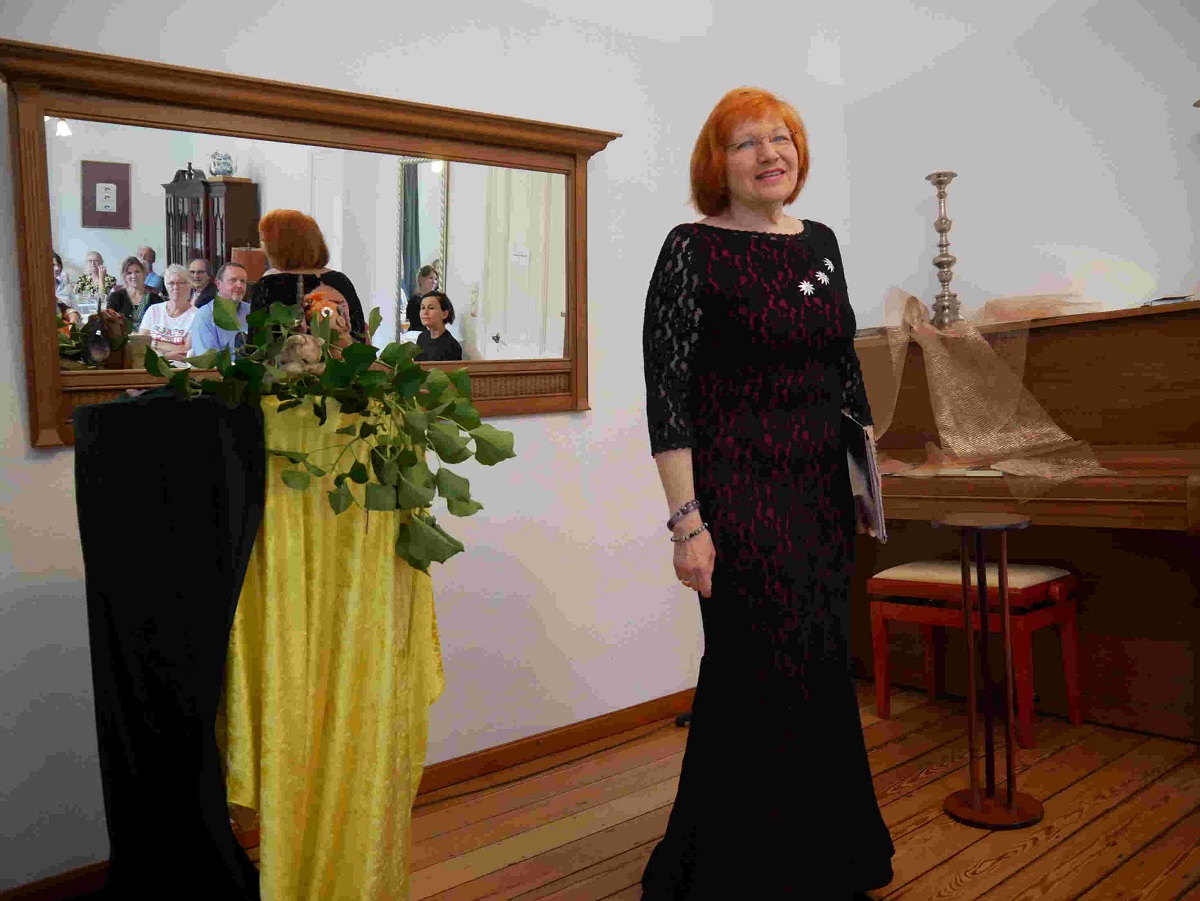 Mrchenerzhlerin Griseldis am 4. August in der Villa Weingrtner. (Foto: Villa Weingrtner)