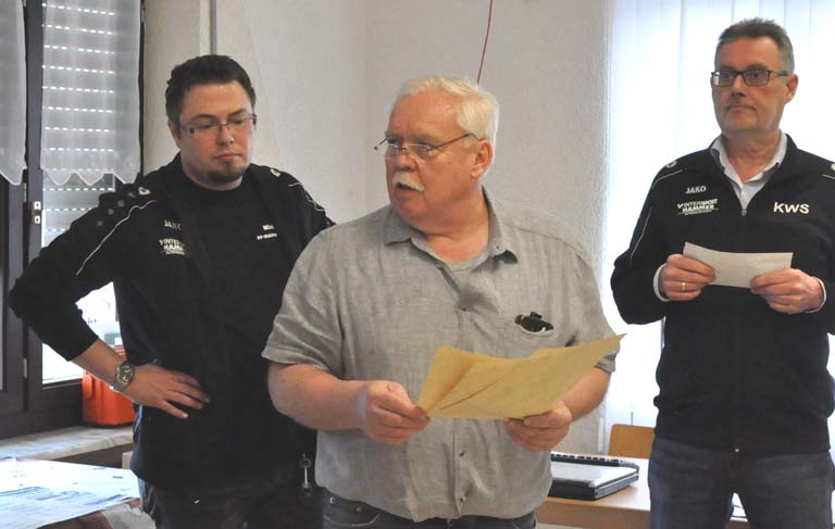 Schiemeister Udo Walterschen (Mitte) 2. Vorsitzender Michael Gansauer (links). Fotos: kk