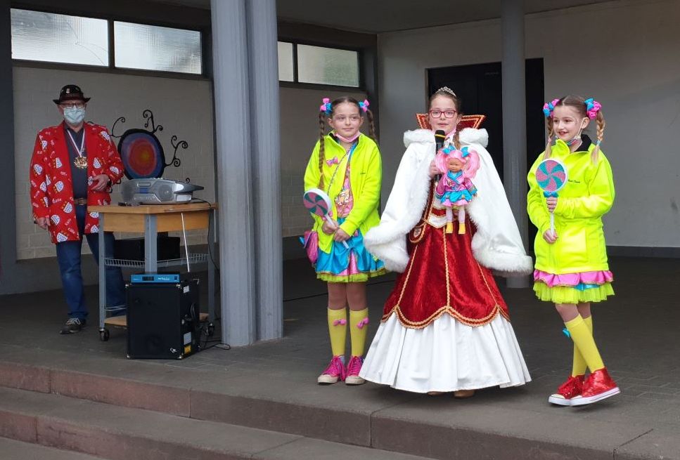 Die Marienschule Bad Hnningen feierte Karneval mit Kinderprinzessin und Hofstaat. Fotos: privat