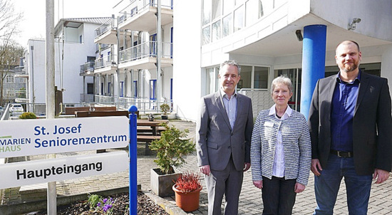 Nachfolger von Karin Maisel-Hhne als Leiter des St.-Josef-Seniorenzentrums ist Sebastian Schmeier (rechts). Geschftsfhrer Marc Gabelmann dankte Maisel-Hhne fr ihre engagierte Arbeit. (Foto: Heribert Frieling/Marienhaus-Gruppe)