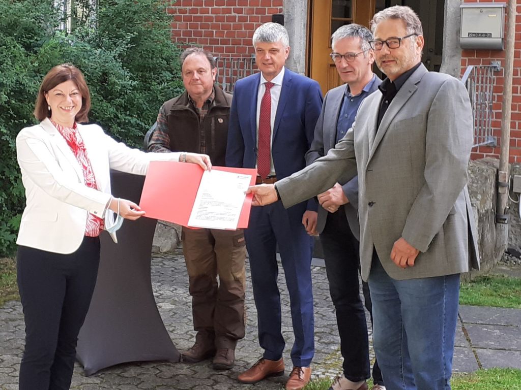 Ein freudiger Tag: v.l. Staatssekretrin Nicole Steinga, Holger Meurer vom Rechnungsprfungsausschuss, VG-Brgermeister Klaus Mller, SPD-Abgeordneter Hendrik Hering, Ortsbrgermeister Dieter Klckner. Fotos: Thomas Sonnenschein