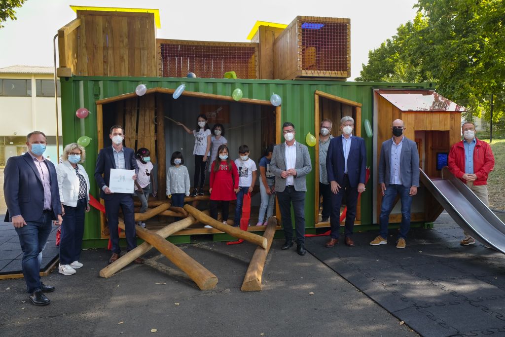 Kinder erkunden neue mobile Kletterbox auf dem Schulhof 