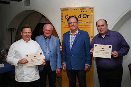 Landrat Michael Lieber und Coq dOr-Prsident Ernst-Ullrich Schassberger erffneten die Kse- und Weinmarkt, fr Filip Respaillie und Uwe Steiniger gab es Auszeichnungen. Foto: Coq dOr