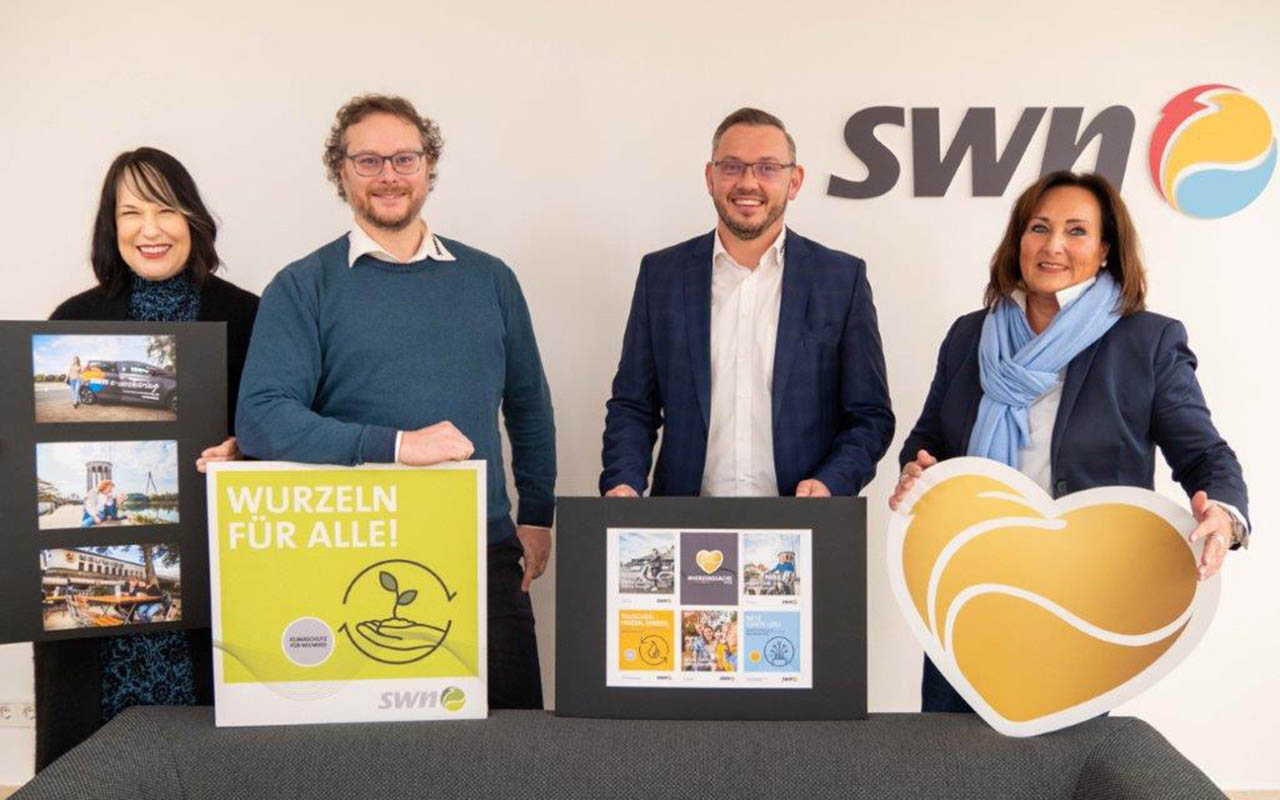 Die Freude ber den Gewinn des German Design Awards ist gro bei (v.l.) Silke Ruttert von markenliebe, Michael Noll von den SWN, Bereichsleiter Marketing Siegesmund Kunke und Geschftsfeldleiterin Andrea Haupt. (Foto: SWN)