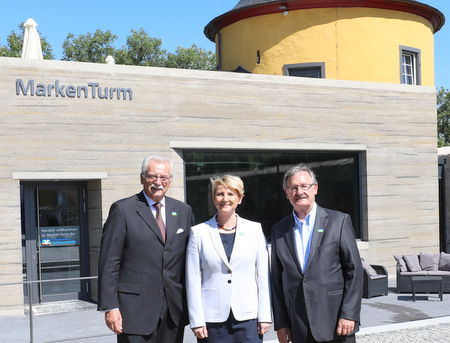 Werner Bhnke, Yvonne Zimmermann und Josef Zolk vor dem neuen Marken-Turm auf Schloss Montabaur. (Foto: Nitz Fotografie)