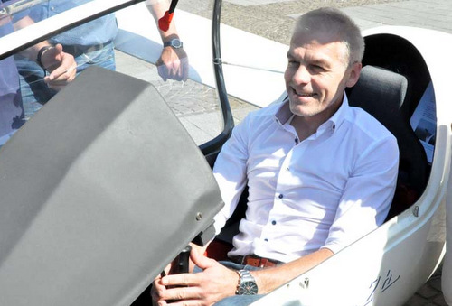 Brgermeister Fred Jngerich im Segelflieger des Luftsportvereins Neuwied e.V., Flugplatz Dierdorf-Wienau, auf dem Altenkirchener Wochenmarkt. (Foto: kk) 