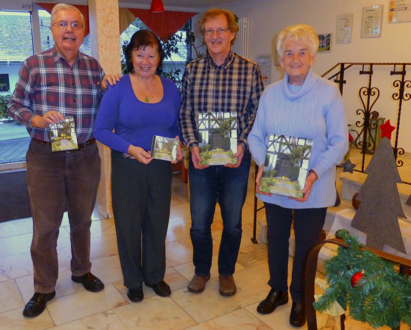 Vertreter des Westerwaldvereins bringen Mundartbcher und CDs zu Senioren. Fotos: privat