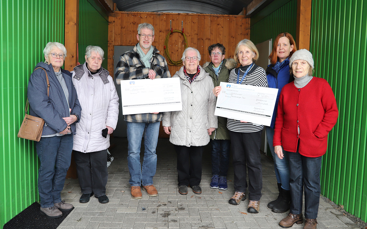 Doppelt Gutes getan: Fr die 2000-Euro-Spende bedankte sich Burkhard Klsch im Namen des Evangelischen Hospiz Siegerland bei den Strickfrauen aus Freudenberg-Bschergrund. Von links: Christa Kursch, Inge Hackler, Hannelore Dangendorf und Brigitte Leinweber. ber 600 Euro freuten sich (von rechts) Edith Holzapfel, Christiane Brcher und Renate Hein vom Freudenberger Tisch. (Foto: Diakonie in Sdwestfalen)
