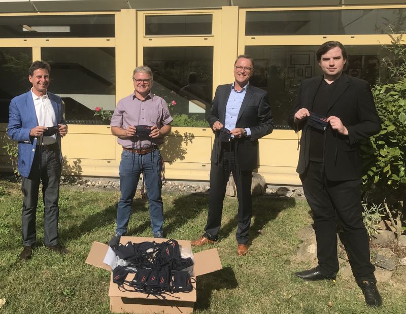 Schulleiter Richard Moser (auf dem Foto ganz links) und sein Stellvertreter Achim Hber, zeigten sich sehr begeistert ber die Spende, die ihnen von Christof Quernes, dem Vorsitzenden vom VEFF des LMG und seinem Stellvertreter Mirko Meurer (auf dem Foto ganz rechts) im Namen des gesamten VEFF-Vorstandes berreicht wurden. Foto: privat