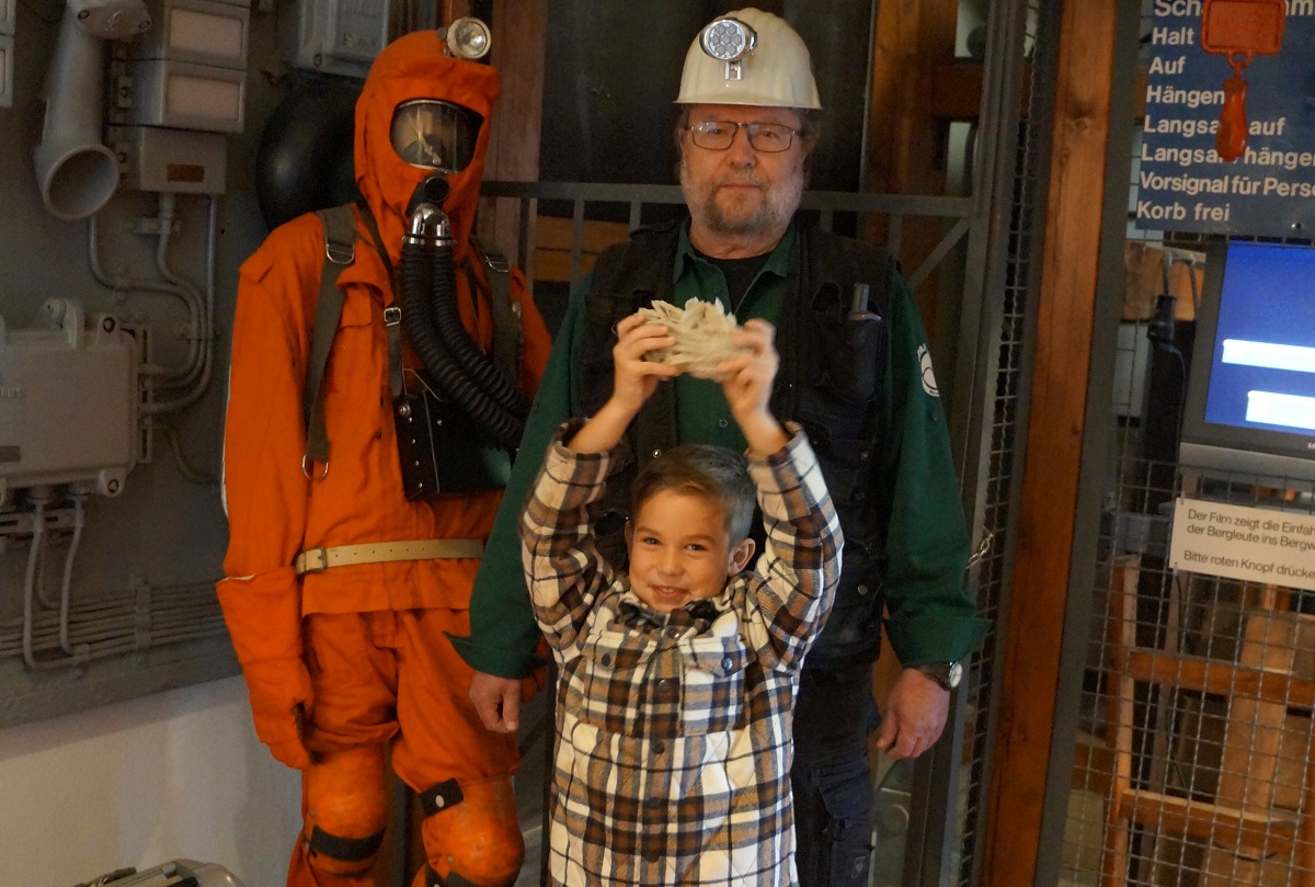 Museumsleiter Achim Heinz und Mats Pickhan mit seinem gewonnenen Stein. (Foto: privat)