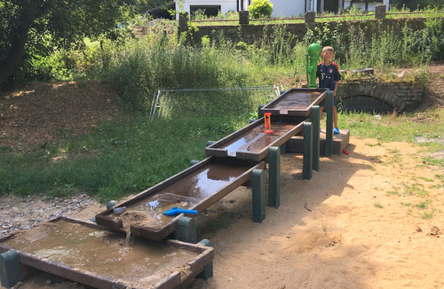 Die neu aufgestellte Wasserspielanlage (Matschanlage) auf dem Spielplatz in Pracht-Wickhausen drfte in diesen Tagen zu den Highlights zhlen. (Foto: Ortsgemeinde) 