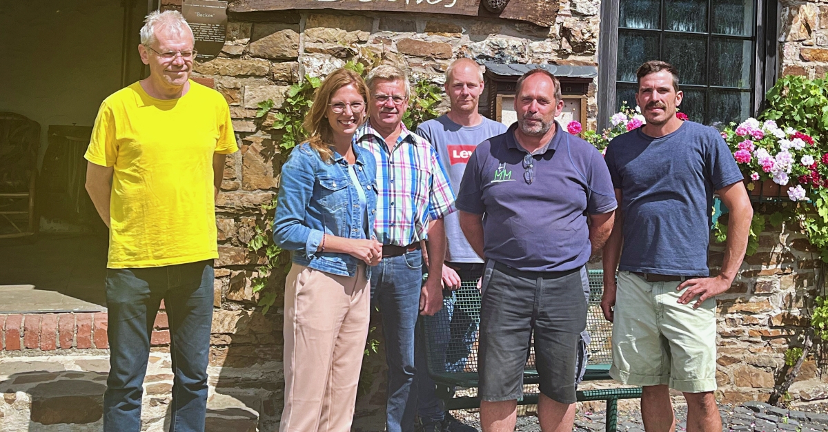 Sabine Btzing-Lichtenthler auf Drfertour in Mauden. (Foto: Veranstalter)