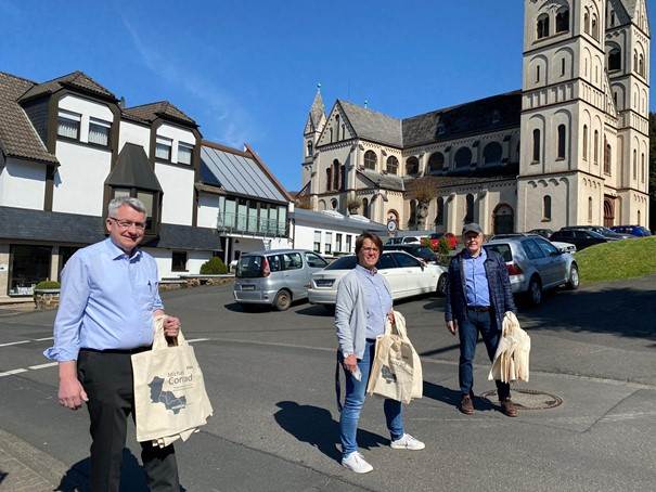 Neugestaltung des Kirchplatzes in Niederfischbach: Michael Conrad (CDU) machte sich ein Bild vor Ort. (Foto: CDU) 