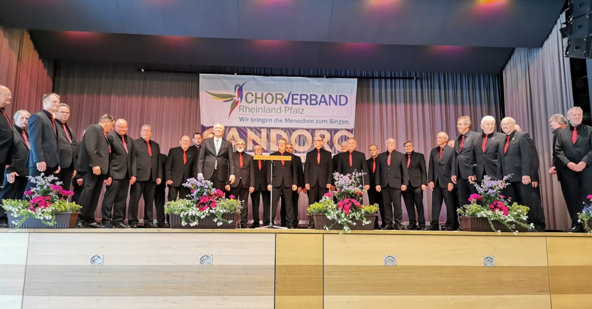 Der Mnnergesangverein "Eintracht" Rosenheim setzte beim "CANDORO"-Chorfestival des Leistungssingens des Chorverbandes Rheinland-Pfalz in Ochtendung erneut Mastbe. (Chor)