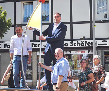 Ob das hlt? Matthias Gibhardt (links) und Alexander Schweitzer testen die Wippe in der Wilhemstrae. (Foto: kk)