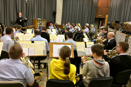 Die jungen Musiker der MarionDnhoffRealschule plus (MDRS+) Wissen probten gemeinsam mit den Profis des Heeresmusikkorps Koblenz (Foto: Schule)